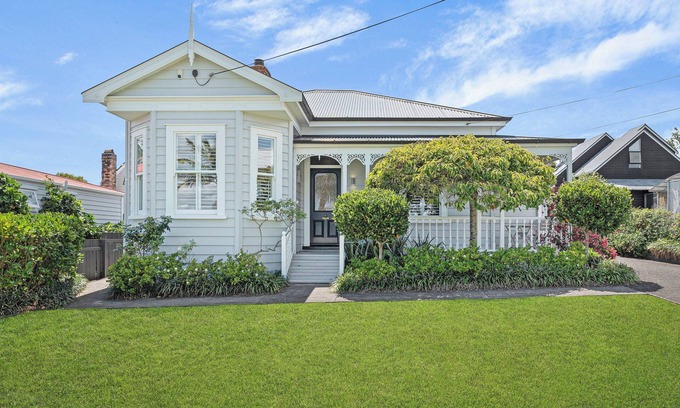 Devonport House | Bespoke Stays - Blend of Comfort & Style