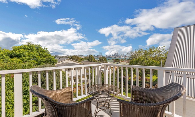 Devonport Apartment | Bespoke Stays - Kerr Street with a View