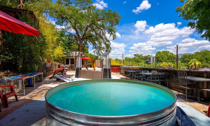 Barton Heights House | 《Best Austin Location ❤Huge Patio w HEATED Cowboy Pool & 65" TV❤ Skyline Views》