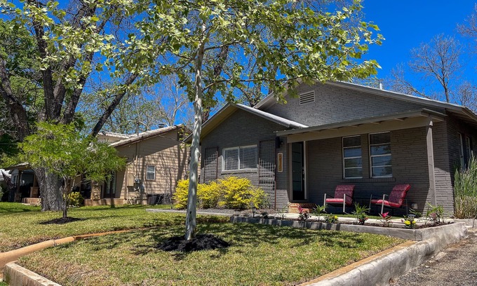 Fredericksburg House | Best Location in Town - Steps from downtown, wine shuttles, restaurants, etc.