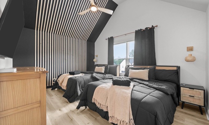 Clarksville House | Best-Priced Luxury 3 miles to Ft Campbell-Family & Corporate, Hot Tub, Spacious