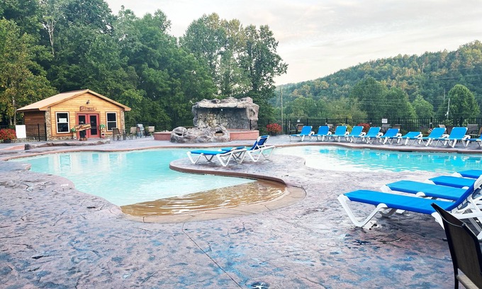 White Oak Lodge Cabin | Best Value in Gatlinburg! Hot Tub, Games, Views, Pool, Fire Pit, Pickleball!