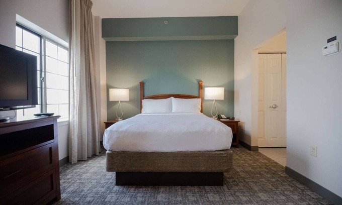 Gateway Hotel | Better Choice for your Vacation! 2 Modern Units, w/Pool, Near Quarries Park!