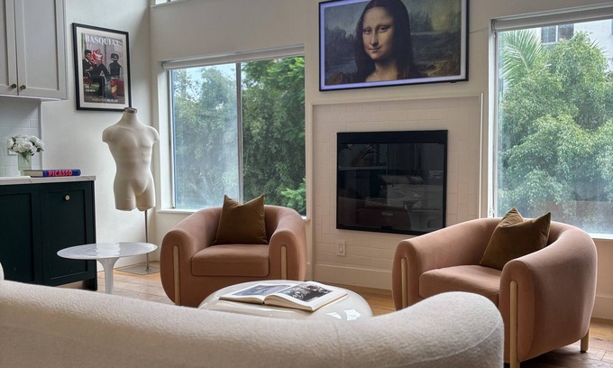 Beverly Grove Apartment | Beverly Hills Loft with Private Rooftop Views