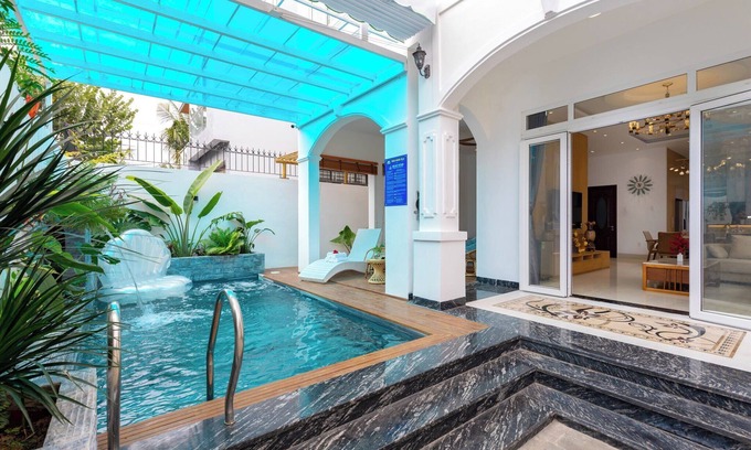 Vung Tau Villa | Biệt thự cách bãi tắm có 2 phút đi bộ.