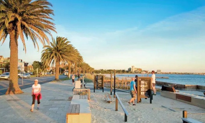 Middle Park Apartment | Big A1 Art Deco Apt. + stunning city & beach views