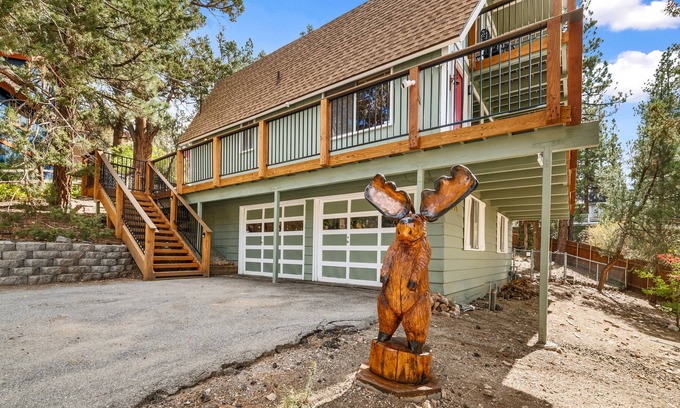 Whispering Forest House | Big Bear Moose House - Views of the Mountains! Foosball Table, Darts and Streaming!