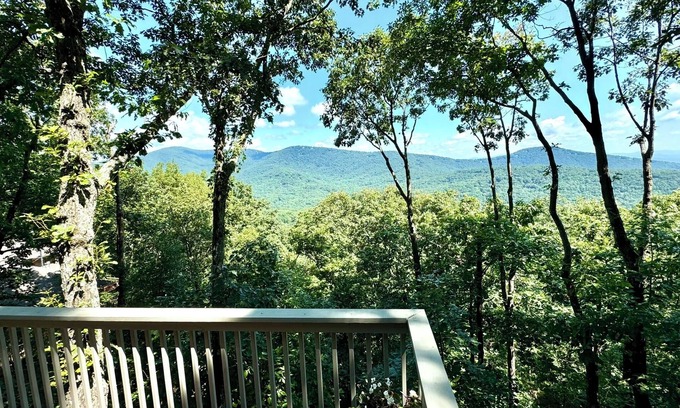Big Canoe Cabin | Big Canoe Mountaintop Home with Hot Tub close to amenities