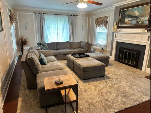 Downtown Niagara Falls House | Big Historic Home Air Conditioning Parking