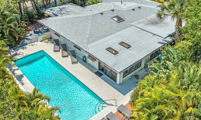 Bay Isle House | Big Pass Hideaway l Private Heated Pool, & Walking Distance to Siesta Key Beach
