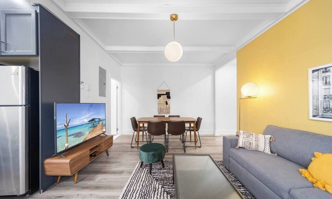 Cote-Des-Neiges—Notre-Dame-De-Grace Apartment | Big & sunny 4 bedrooms, 2 baths, sleep 12 apt