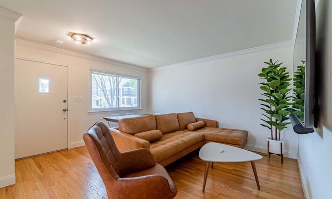 Birmingham House | Birdhouse Bham ★ 86" TV ★ Sonos Spkrs ★ Massage Chairs ★ Desk ★ Retro Arcade