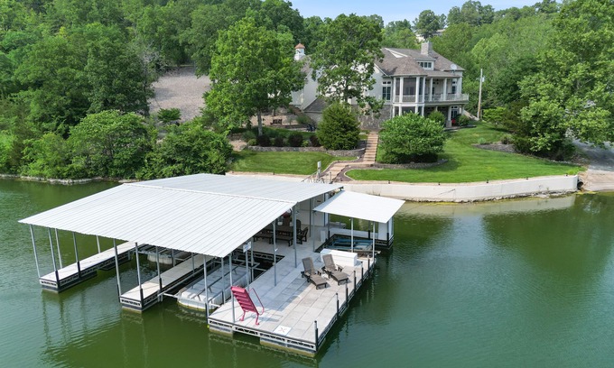 Camdenton House | Birdnest - A Luxury Vacation Experience