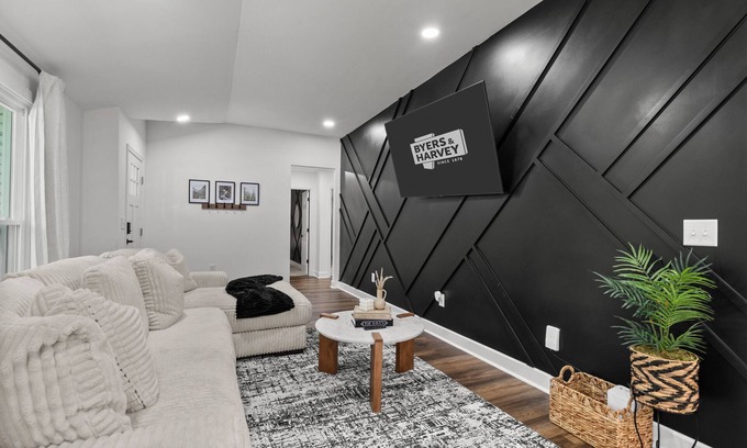 Clarksville House | Blackwood Ridge, By Bertin (1221 Beverly Hills Dr)
