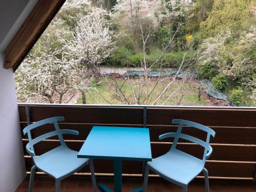Mainstockheim House | Blaues Zimmer mit grossem Balkon, Bad ist ein Traum, nur 50 Schritte zum Radweg am Main