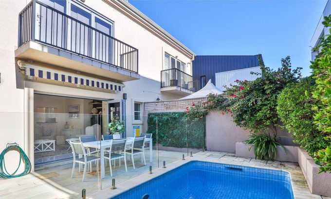 Main Beach Villa | Bliss And Opulence