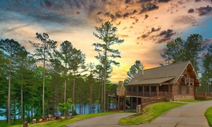 Blairsville Cabin | Blissful Log Haven-Private dock on Lake Nottely-Movie Theatre & Game Rooms!
