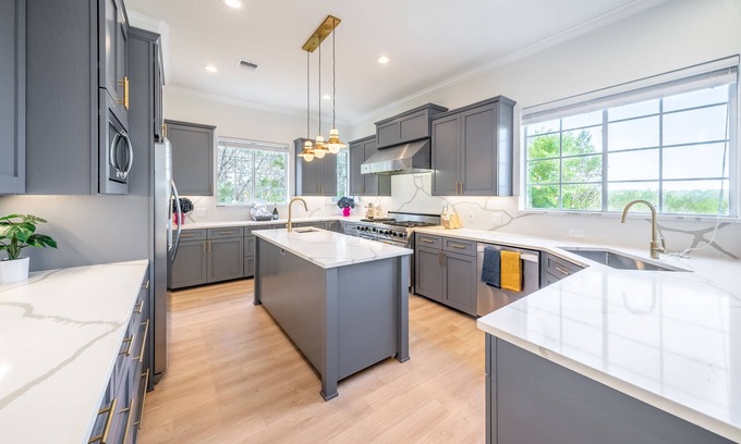 West Oak Hill House | Blue Dreams ATX l Pool Spa Firepit l 12 Min Dtown