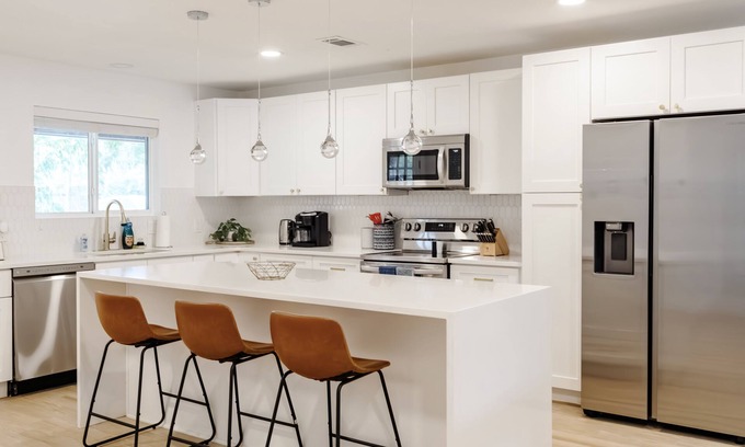 Georgetown House | Blue Haven | NEW | Sleeps 8 | Downtown Georgetown