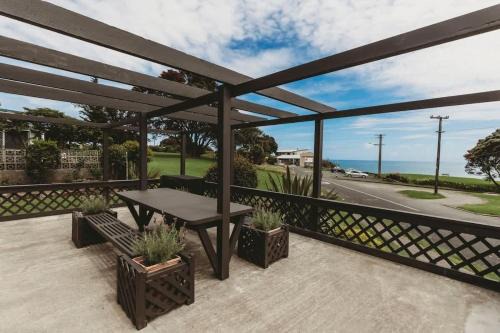 New Plymouth House | Blue Haven On Belt - seconds to coastal walkway