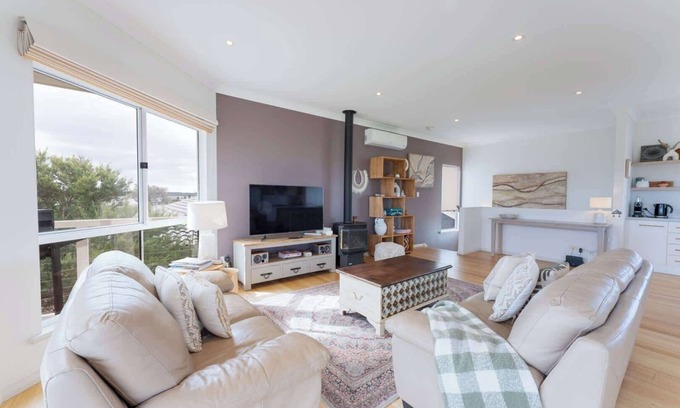 Goolwa South House | Blue House On The Green, pet friendly, WIFI