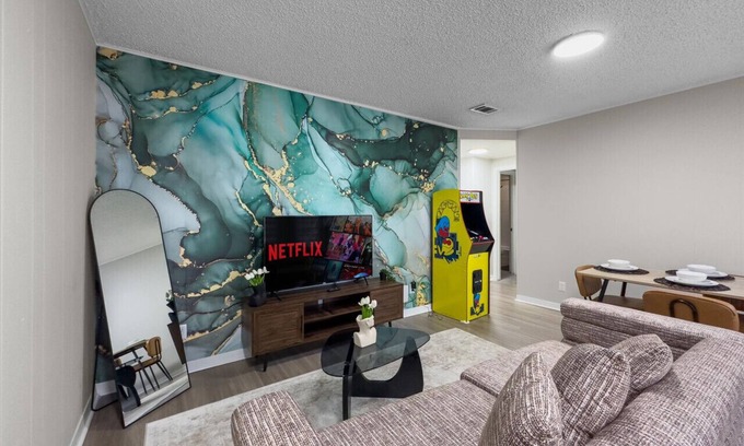 Pemberton Heights Apartment | Blue Magic U-Texas Pac-Man Suite! Sleeps 5