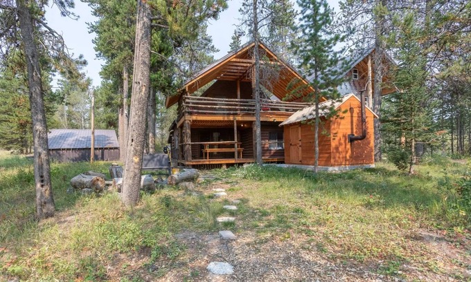 Last Chance Cabin | Blue Springs Pond Cabin ⁓Near Yellowstone ⁓Hot Tub