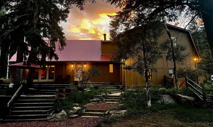 Hangen Ranch And M and B House | BlueBell Main House · Secluded Mountain Home w/Giant Great Room & Pond