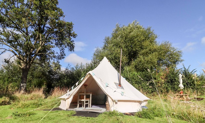 Westbrook Court Cottage | BLUEBELL, romantic, with open fire in Weobley