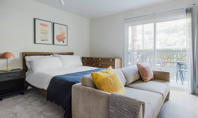 Los Angeles Apartment | Blueground | Burbank, pool & BBQ, near shops