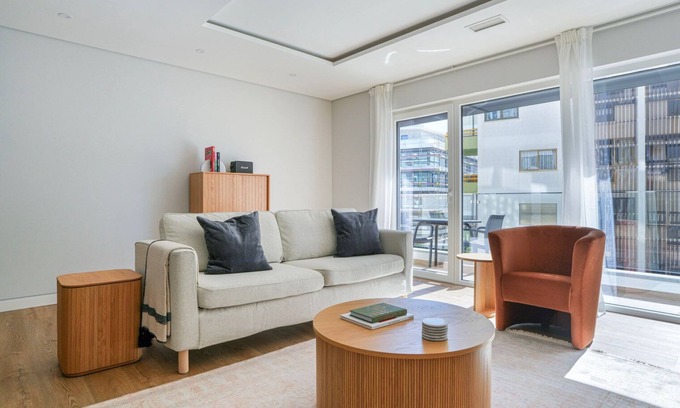 Carcavelos Apartment | Blueground | Carcavelos, turnkey home + kitchen