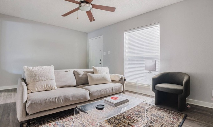 Cherrywood Apartment | Blueground | Mueller 1bd, BBQ, Pool, AC, nr Downtown