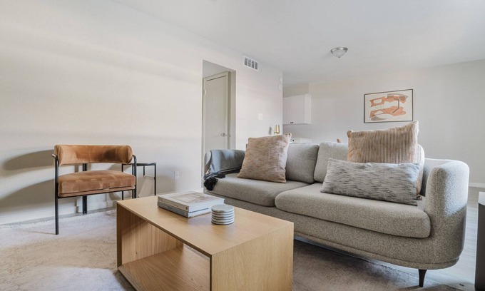 Cherrywood Apartment | Blueground | Mueller 2bd, BBQ, Pool, AC, nr Downtown