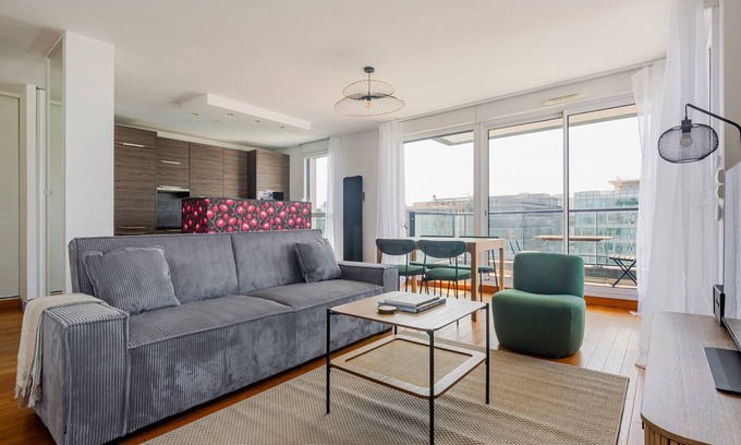 Gare Apartment | Blueground | Quartier de la Gare, balcony, nr Parc de Bercy