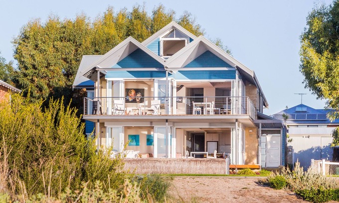 Rockingham House | BLUEHAVEN BEACH RETREAT - ABSOLUTE BEACHFRONT HOLIDAY HOME