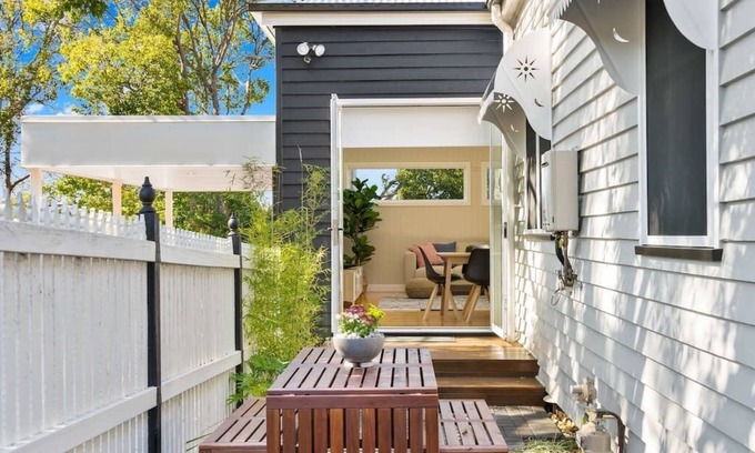 Toowoomba House | Bluestone Cottages "The Shop"