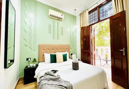 Sushant Lok Apartment | BluO Awesome 1BHK DLF Galleria Market ,Gym TT