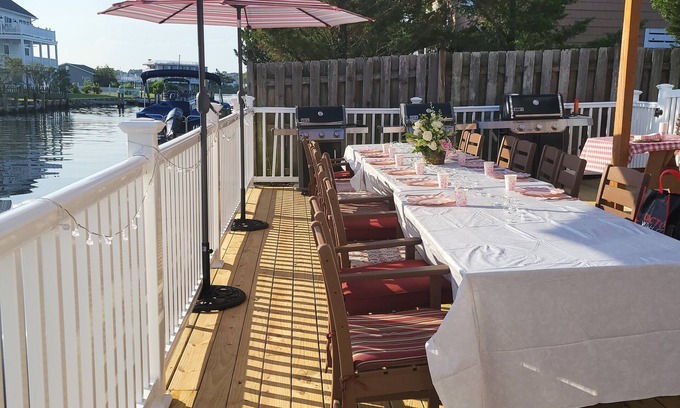 Bethany Beach House | Boat Dock, 3 Kayaks, 3 Blocks to Beach, 2 Beach Passes, Park 10 Cars, Sleeps 26