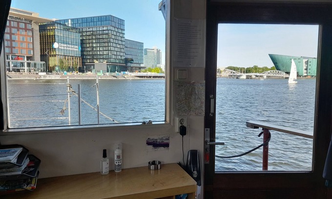 Burgwallen Nieuwe Zijde Boat Rental | Boat with a view in center of Amsterdam