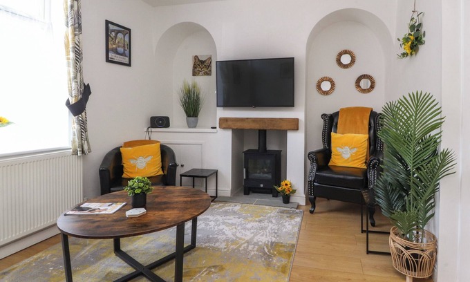 Skipton Cottage | BOB'S COTTAGE, pet friendly, with a garden in Skipton