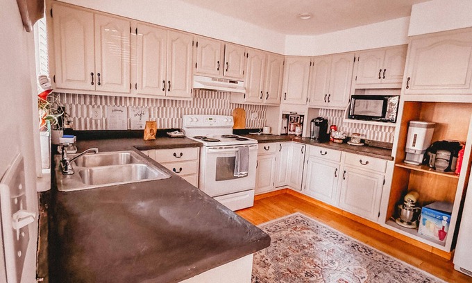 Oswego Apartment | Boho 3-bedroom apt with fully supplied kitchen, WiFi, AC - Oldest Home in Oswego