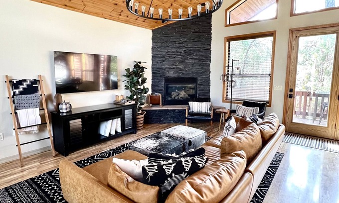 Show Low Cabin | Boho cabin mins from lake; jacuzzi tub, king beds, arcade game room, bunk room!