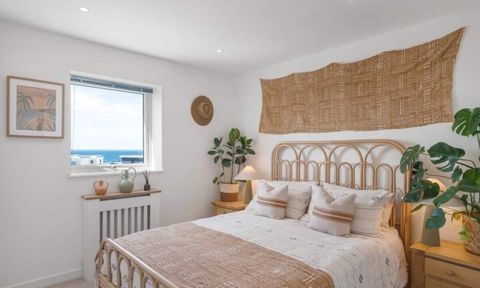 Newquay Apartment | Boho-Chic Apartment w/Sea Views & Parking