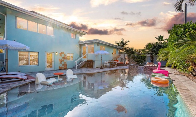 Coral Shores House | Boho Chic Villa I Pool & Spa I Game room Retreat and Private Cinema I EV charger