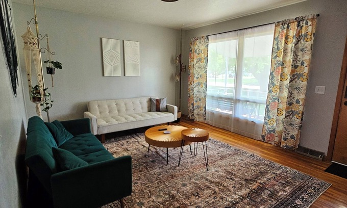 Climbing Hill House | Boho House- 4 bedrooms/2 bath - just outside of Sioux City, close to everything!
