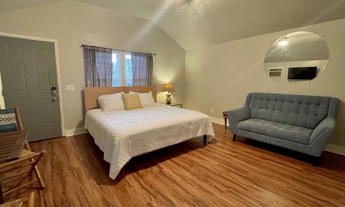 Corridor South Apartment | Boho Studio in the Heart of OKC