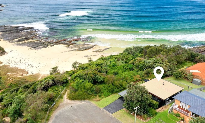 Ulladulla House | Bommie Coastal Headland - Stunning spacious home with the beach at your doorstep