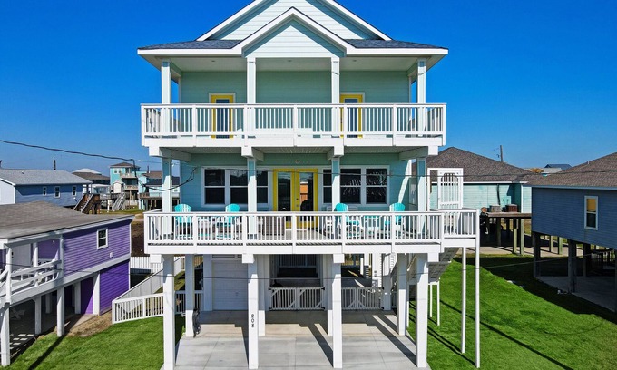 Surfside Beach House | Book any 3+ Night stay Get 2 Free Golf Carts Beach Luxury at an Affordable Rates