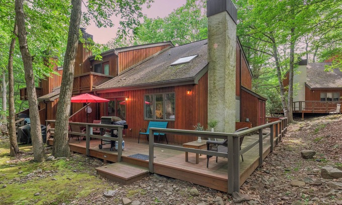Lake Harmony House | Boulder Pointe by AvantStay | Deck w/Forest View + BBQ | Near Skiing + Hiking