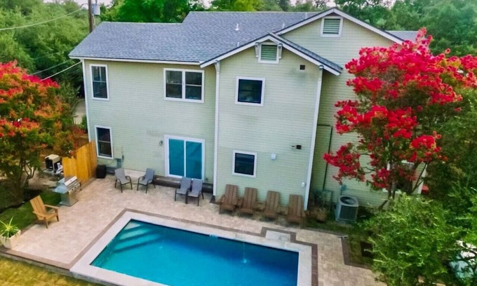 Bouldin House | Bouldin Flat with pool 3 bedroom 2 bath 2K 2Q